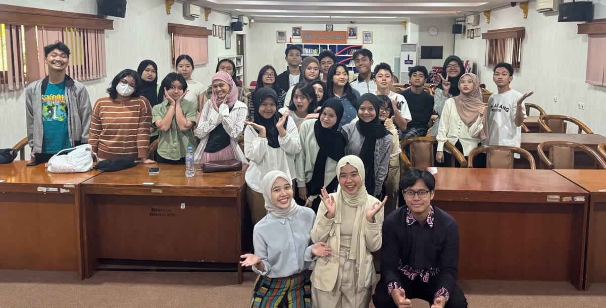 Professional Matchmaking participants smiling together in a classroom.